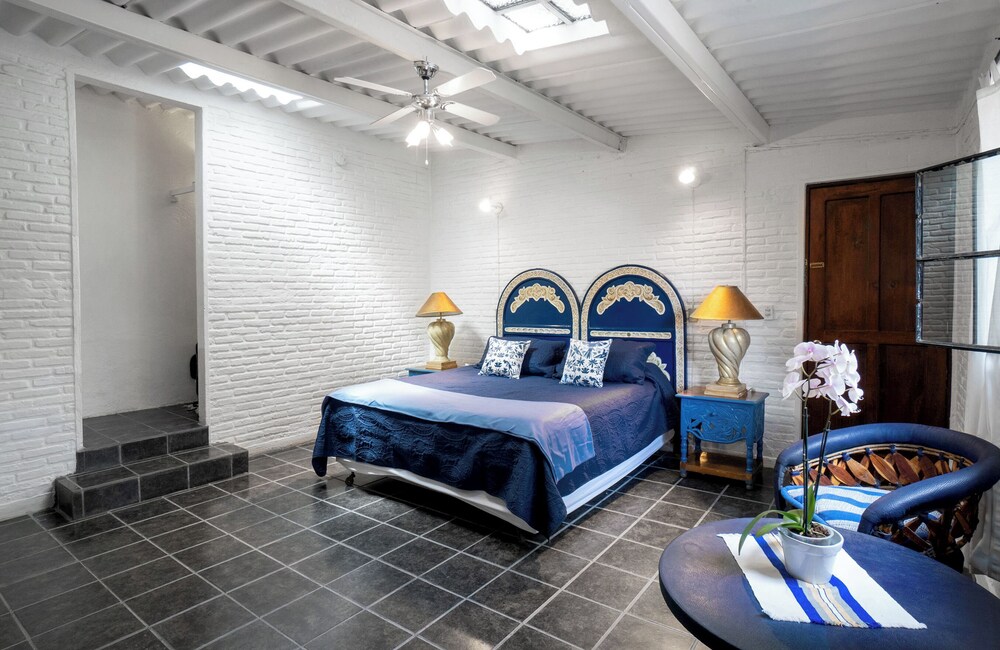 Tanzanite King Suite