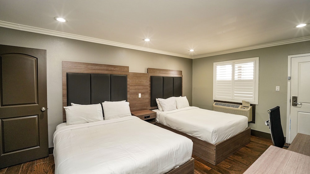 Room, 2 Queen Beds, Non Smoking - Photo 5