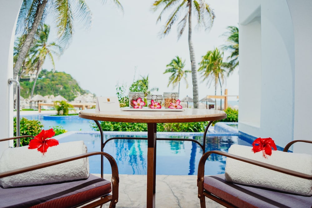 Deluxe King with pool sea view - Photo 9