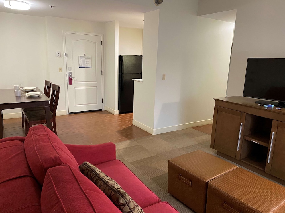 Suite, 1 King Bed - Photo 1