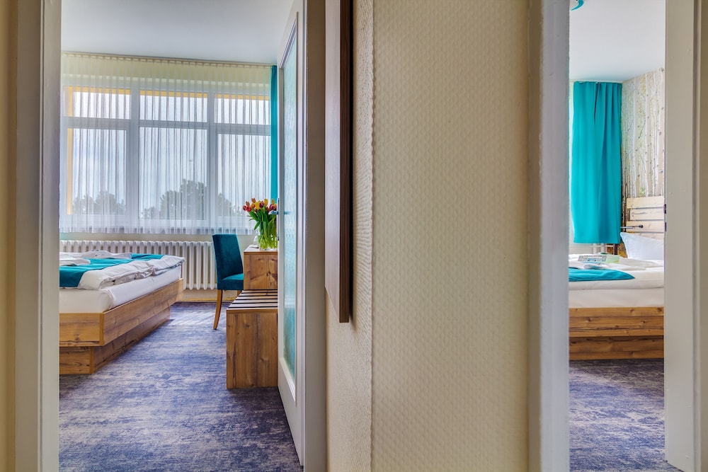 Family Room, Connecting Rooms