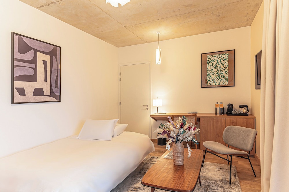 Suite, 1 Bedroom, Balcony - Photo 4
