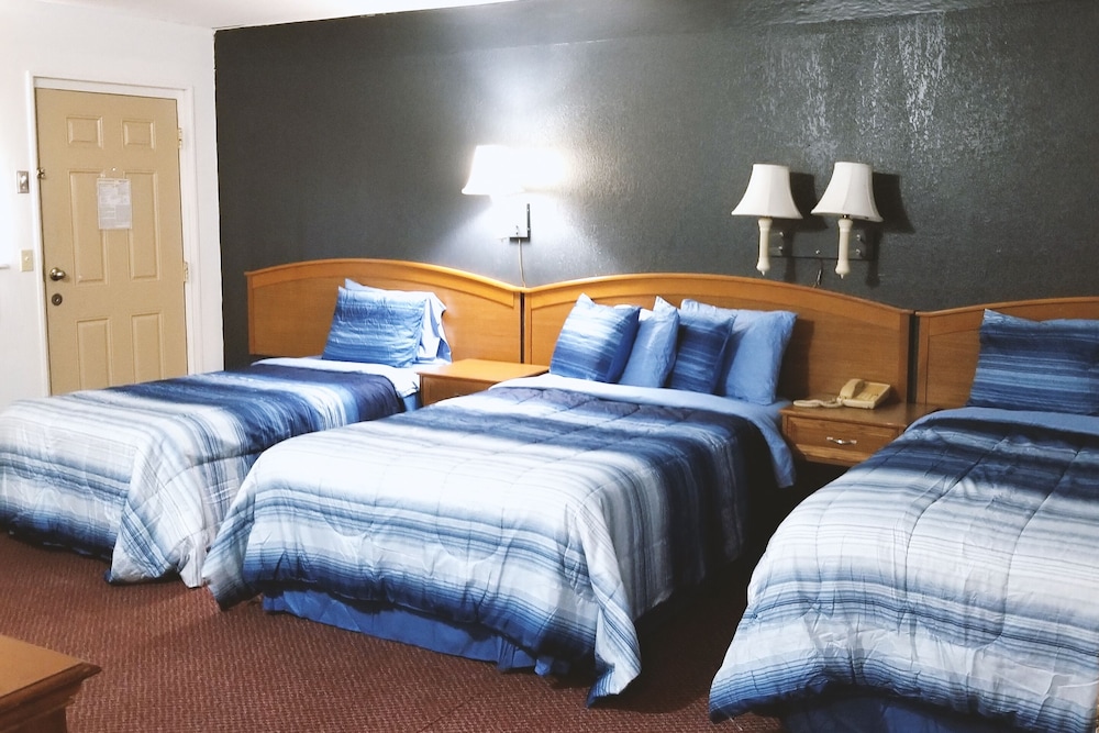 2 Queen Bed 1 Twin Bed and 1 Sofa bed with Kitchenette Non Smoking photo 2