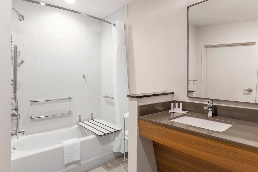 Room, 1 King Bed (Mobility Accessible, Tub) - Photo 4
