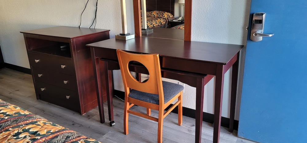 Basic Room, 1 King Bed, Accessible photo 3