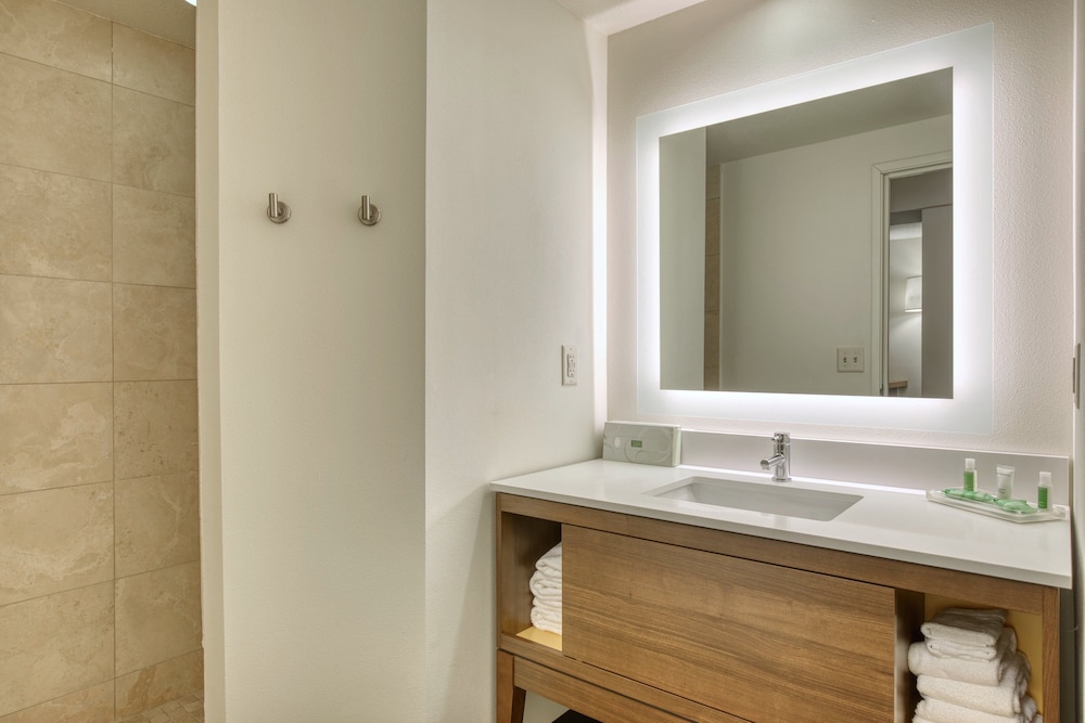 Standard Room, 1 Queen Bed, Accessible (Communications) - Photo 1