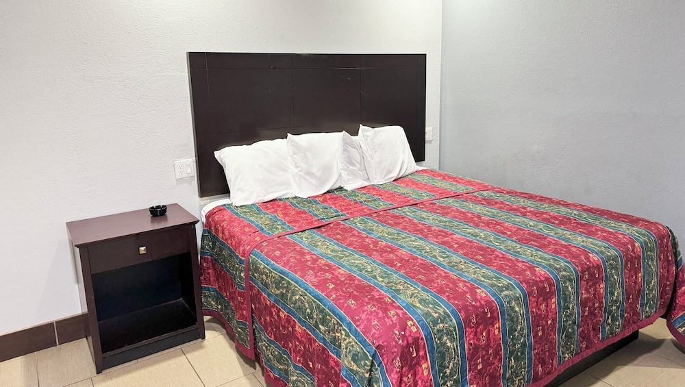 Standard Room, 1 King Bed, Smoking, Refrigerator & Microwave photo 1