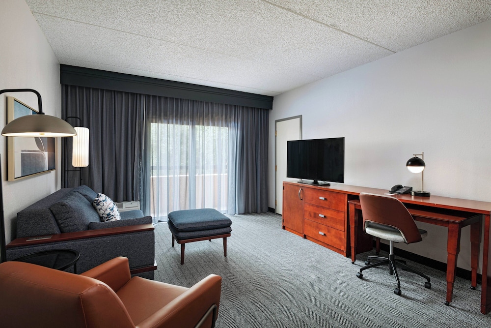 Suite, 1 Bedroom - Photo 3