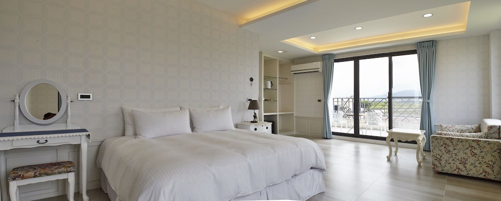 Double Room, 1 Queen Bed, Mountain View photo 1