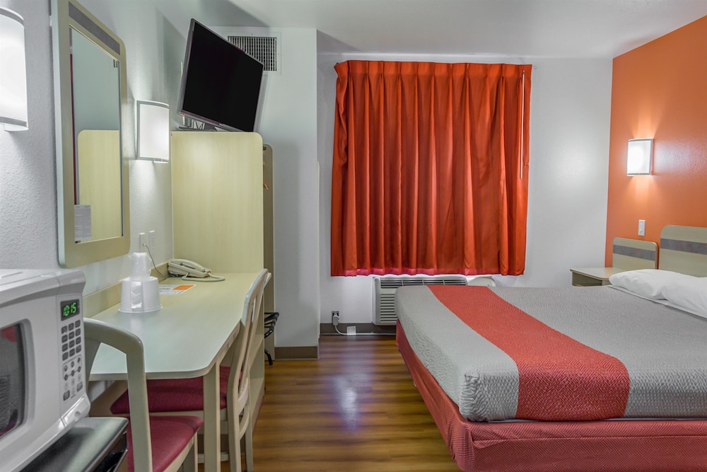 Standard Room, 1 King Bed, Non Smoking - Photo 5