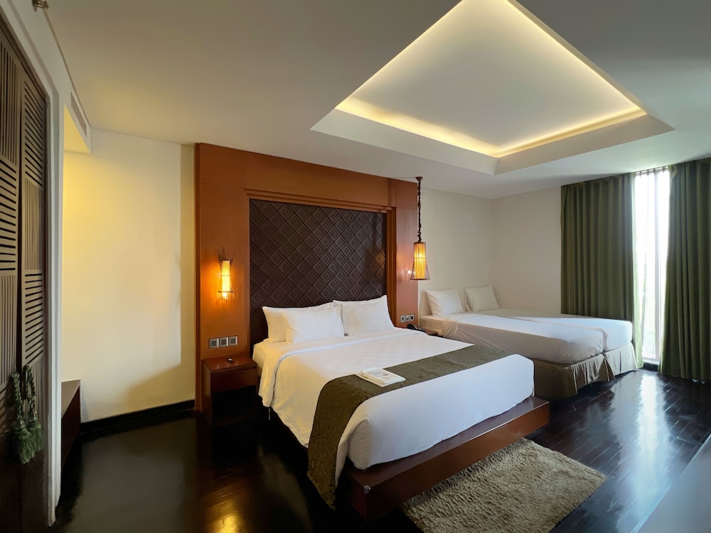 Suite, 1 Queen Bed, City View