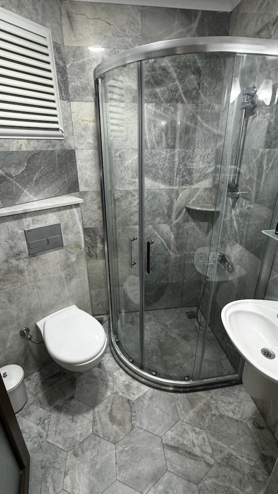Basic Triple Room photo 2