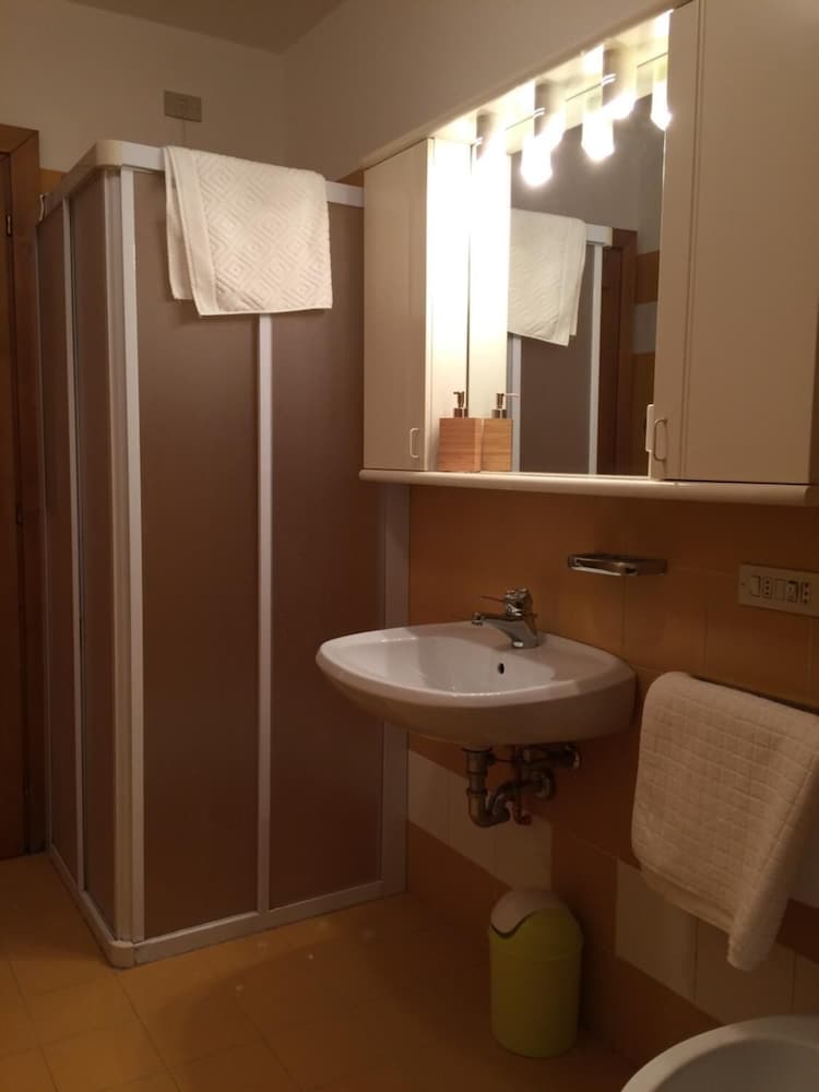 Twin Room, Private Bathroom (External) photo 3
