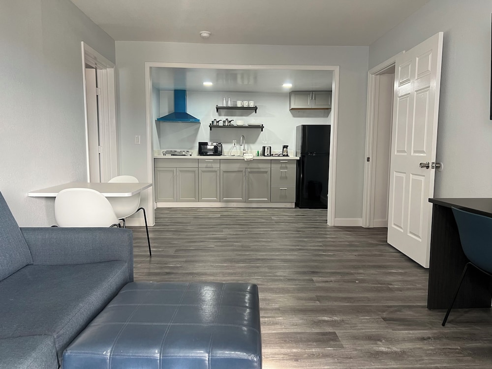 Standard Suite, 2 Queen Beds, Non Smoking, Kitchen photo 2