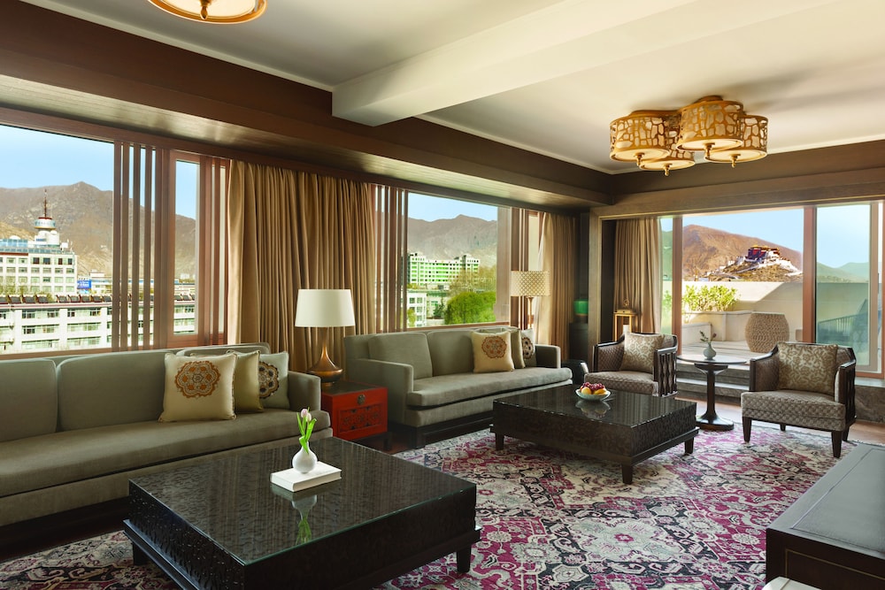 Deluxe Suite photo 2