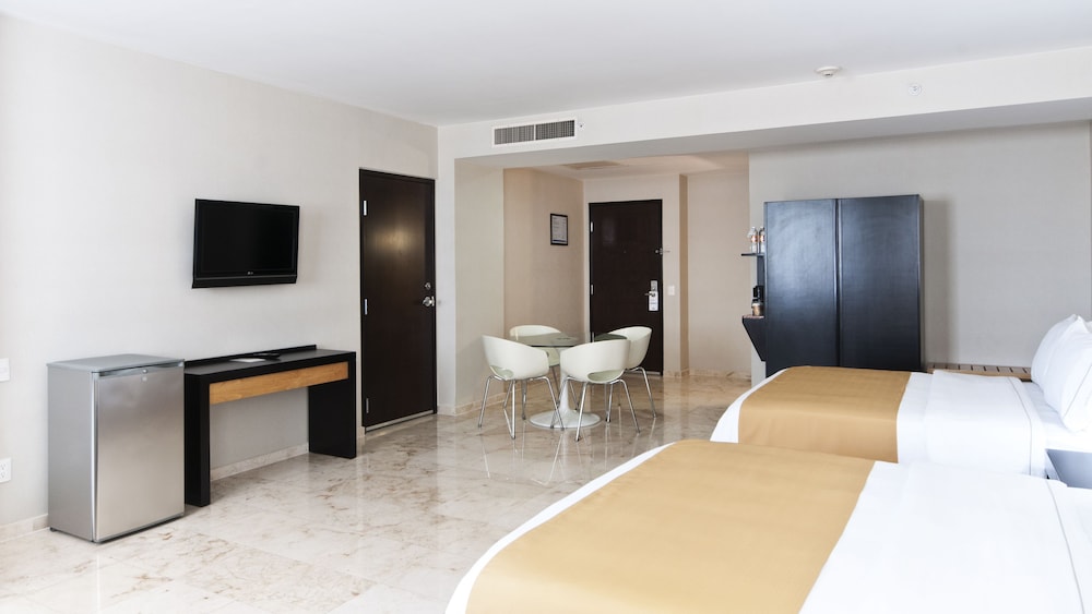 Suite, 2 Queen Beds photo 2