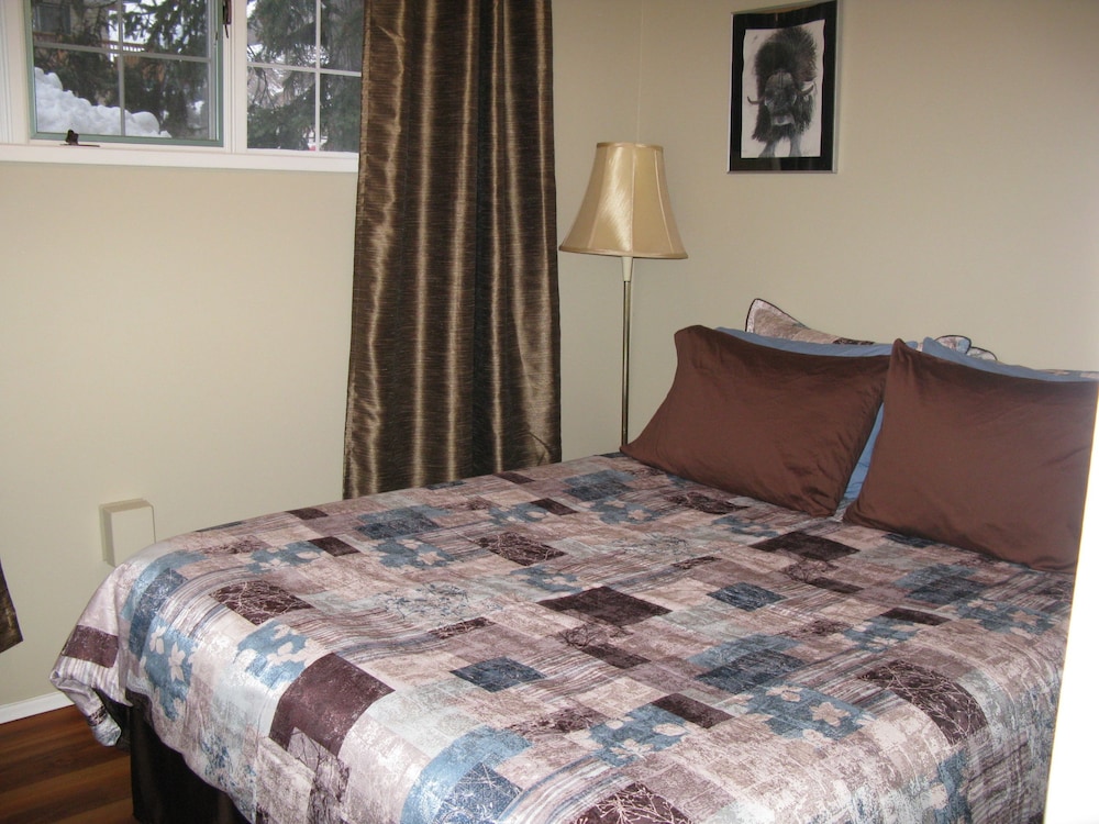 Standard Room, 1 Queen Bed photo 3
