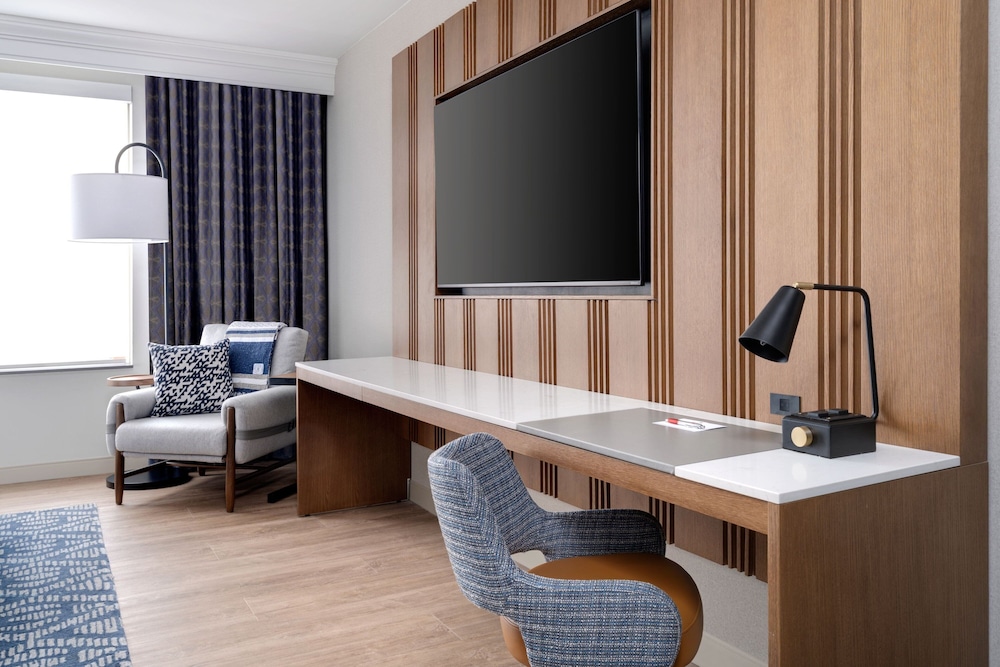 Club Room, 1 King Bed (Hearing Accessible) - Photo 2