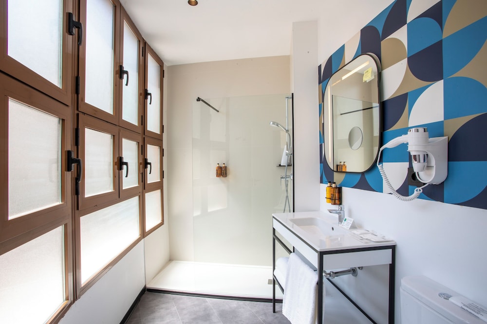 Premium Twin Room thumbnail 6