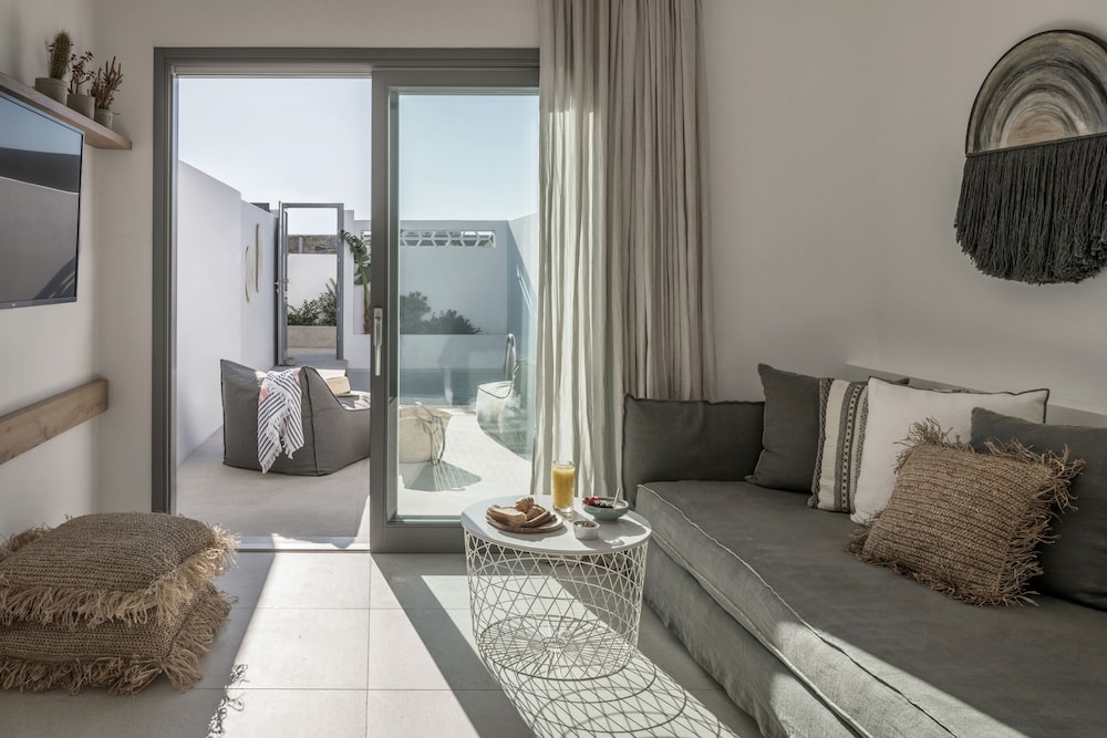 Deluxe Room, Private Pool - Photo 4