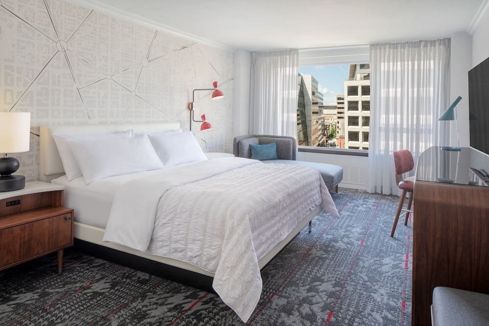 Deluxe Room, 1 King Bed, City View - Photo 1
