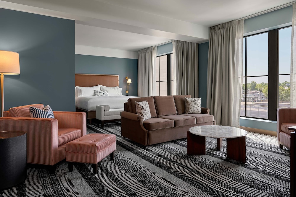 Junior Suite, 1 King Bed - Photo 1
