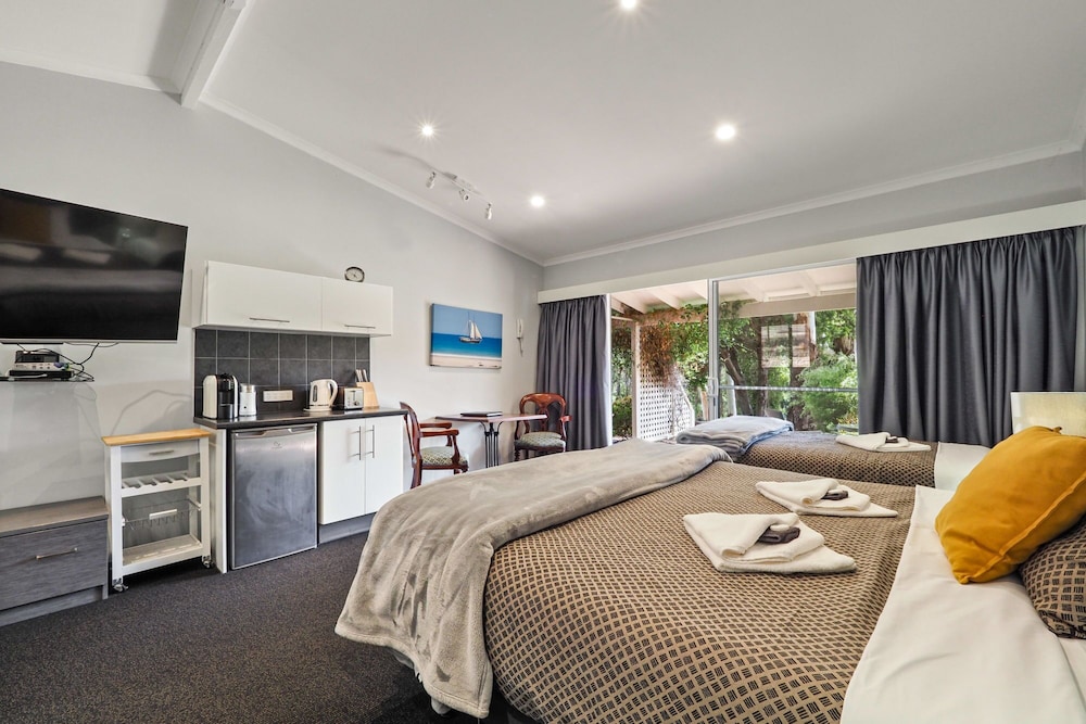 Deluxe Studio Suite, Jetted Tub, Garden View