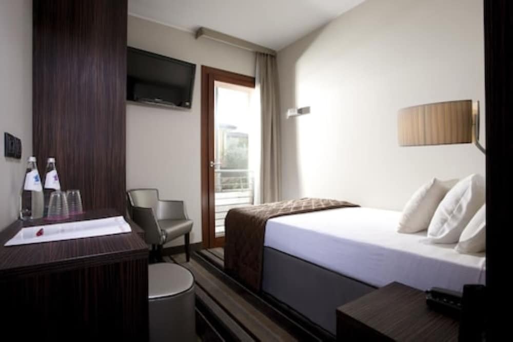 Business Room, 1 Twin Bed, Non Smoking (Bed is French Bed)