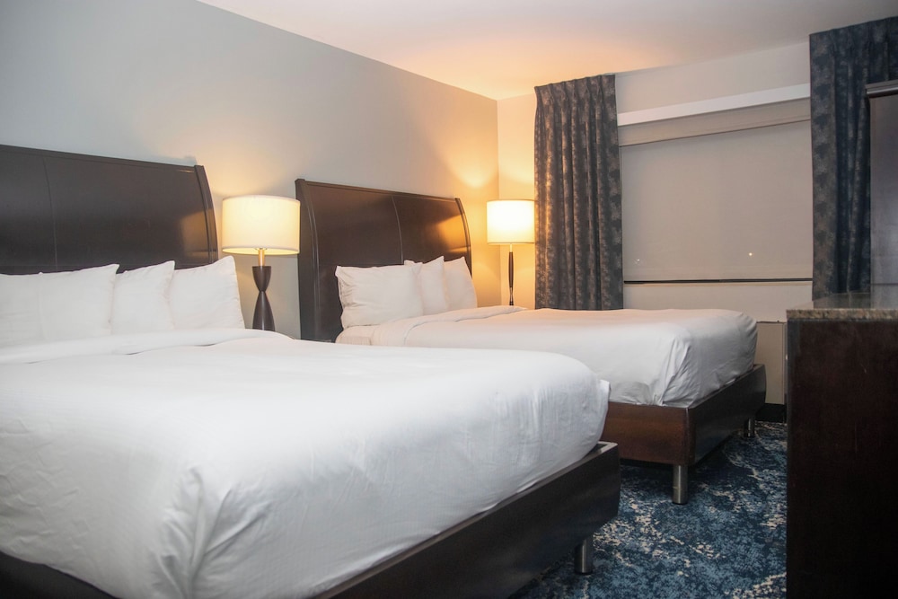 Luxury Room, 2 Queen Beds, Smoking (Newly Renovated) photo 3