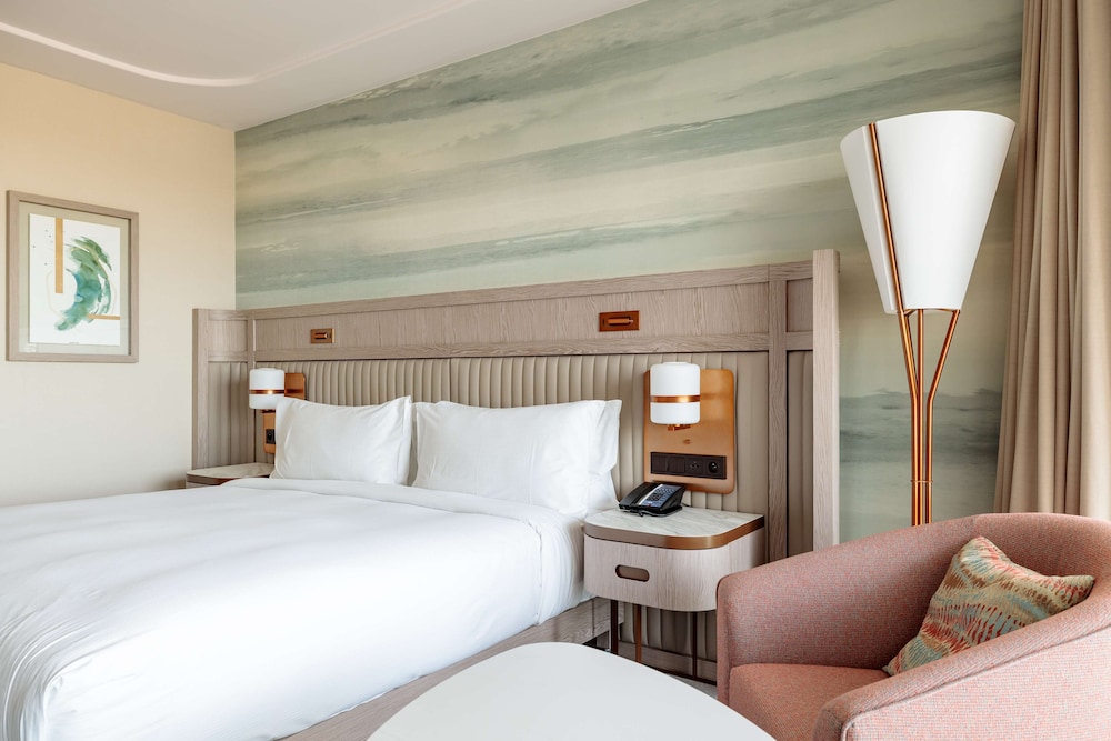 Superior Room, 1 King Bed (Side View) - Photo 4