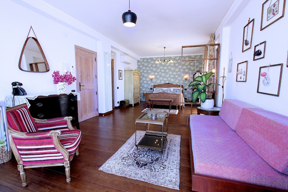 Romantic Double Room (La Romantique)