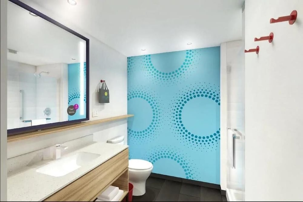 Room, 1 King Bed, Accessible, Bathtub - Photo 4