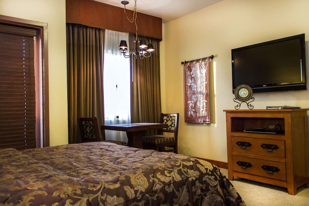 Suite, 2 Bedrooms (Lockoff, 1 Junior & 1 Master)