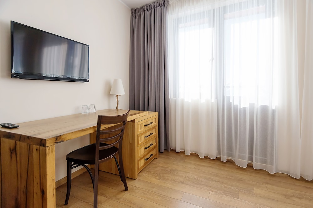 Family Room, Balcony - Photo 6