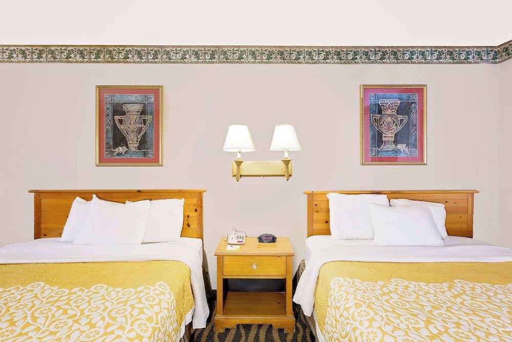Standard Room, 2 Queen Beds, Smoking - Photo 1