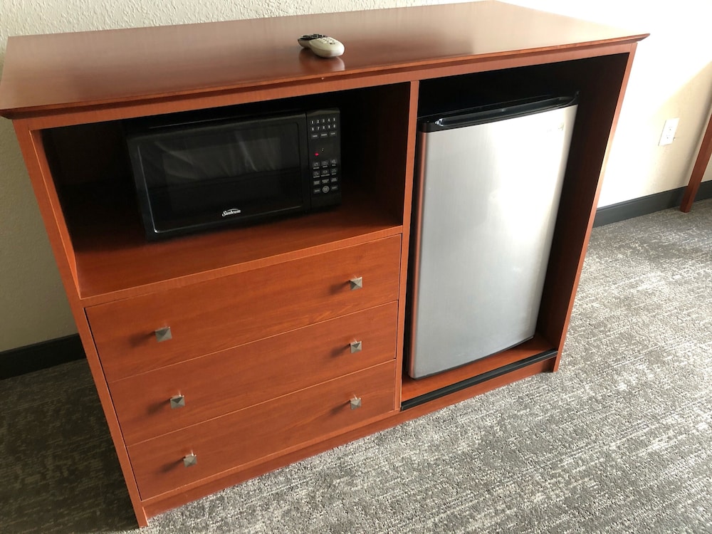 Standard Room, 2 Queen Beds, Non Smoking, Refrigerator & Microwave - Photo 2