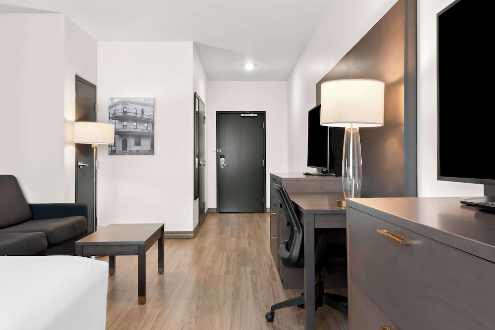 Suite, 1 King Bed, Accessible, Refrigerator & Microwave - Photo 3