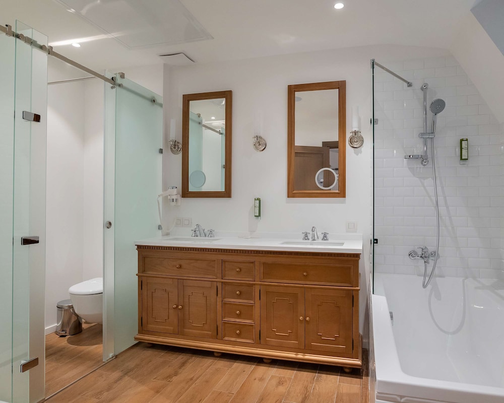 Deluxe Suite, 1 King Bed, Non Smoking, Bathtub (Living Room) - Photo 7
