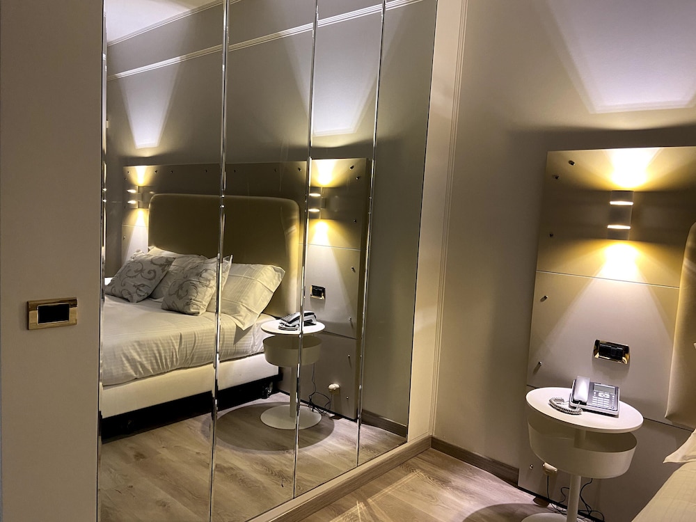 Deluxe Room, Hot Tub - Photo 5