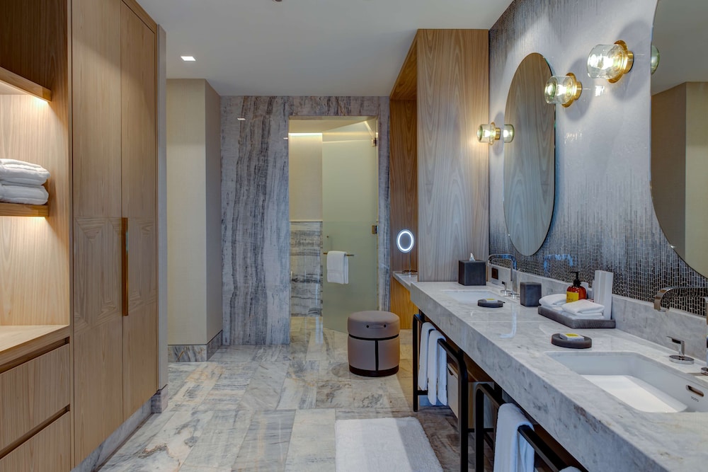 Deluxe Suite, 1 King Bed, Ocean View