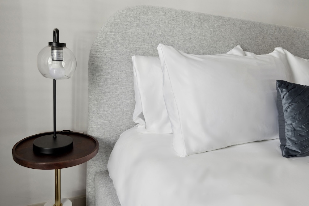 Classic Studio, 1 Queen Bed (Self Check-in with Virtual Front Desk) — the supplier's photographs — photo 4
