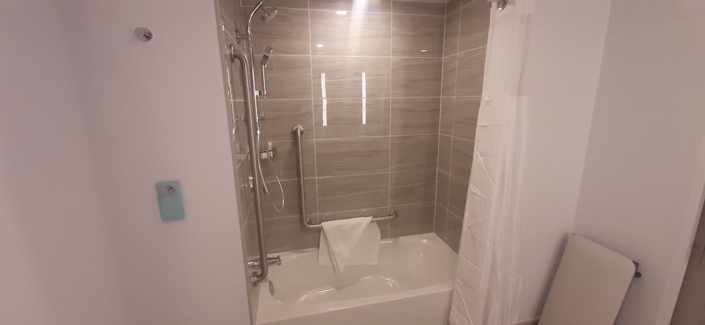 Room, 1 King Bed, Accessible, Bathtub (Hearing) - Photo 3