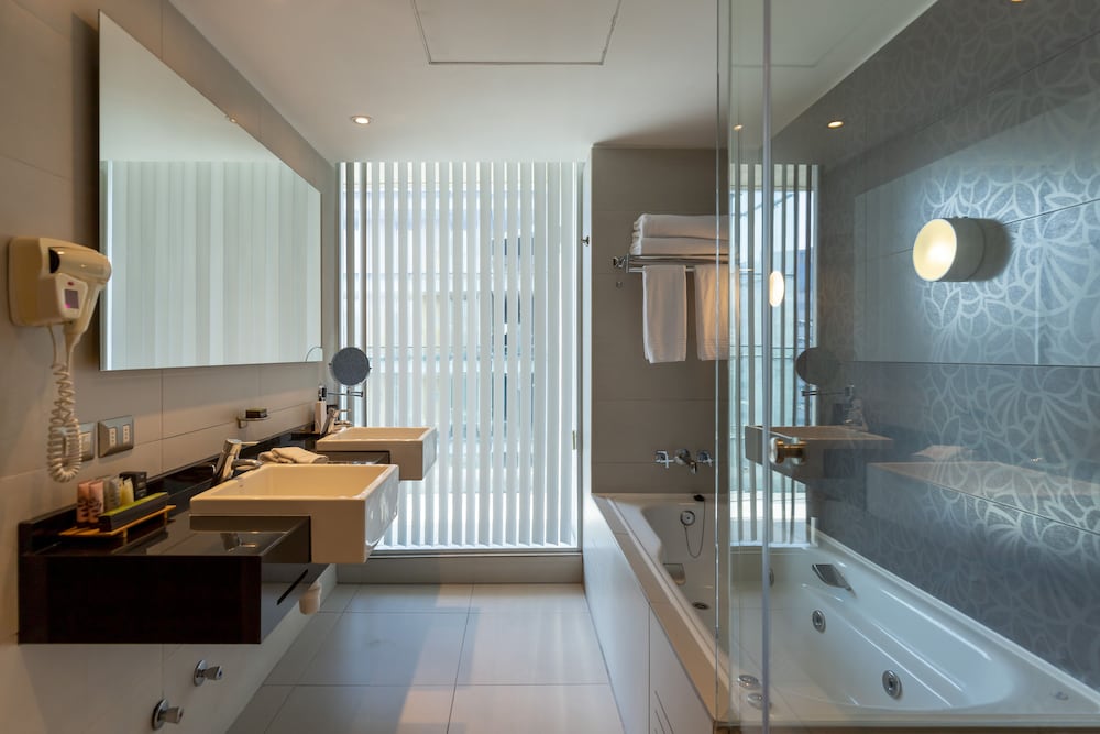 Suite, 1 King Bed, Non Smoking, Balcony (Living Room) - Photo 10