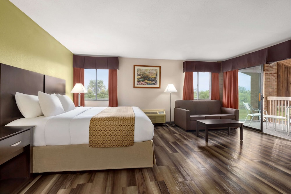 Suite, 1 King Bed - Photo 2