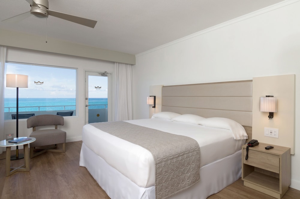 Deluxe Room, 1 King Bed, Ocean View