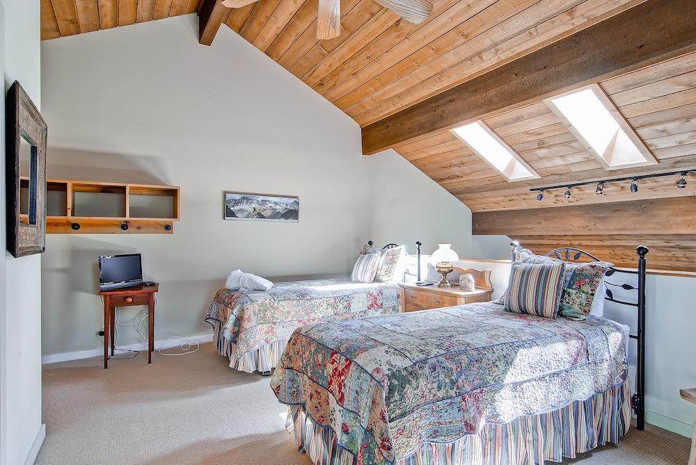 House, Multiple Beds, Mountain View (Three-Bedroom House)