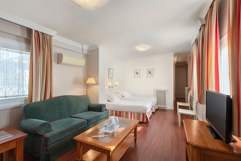 Family Quadruple Room - Photo 3