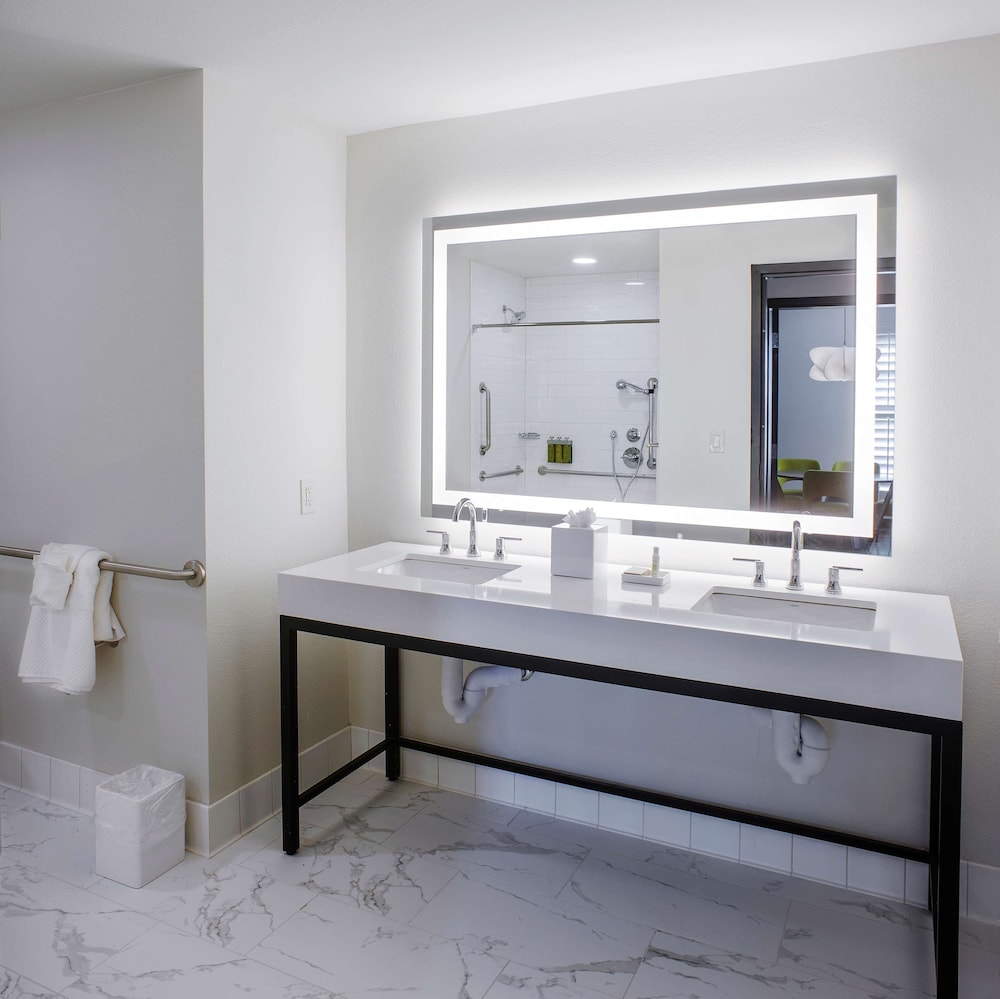 Room, 1 Bedroom, Accessible (Mobility & Hearing, Roll-in Shower) - Photo 4