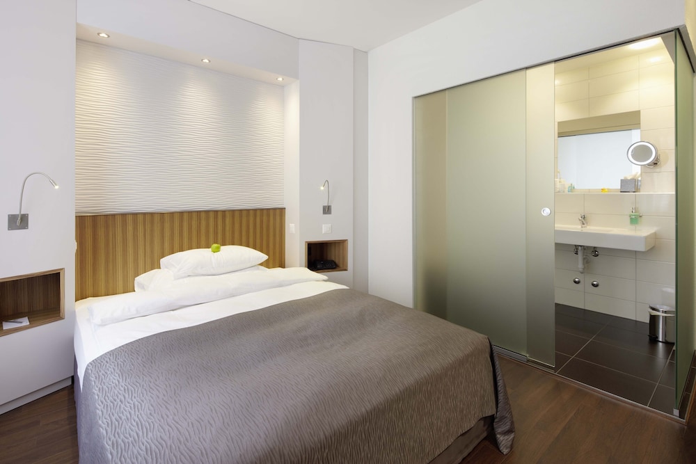 Standard Room, 1 Queen Bed - Photo 4