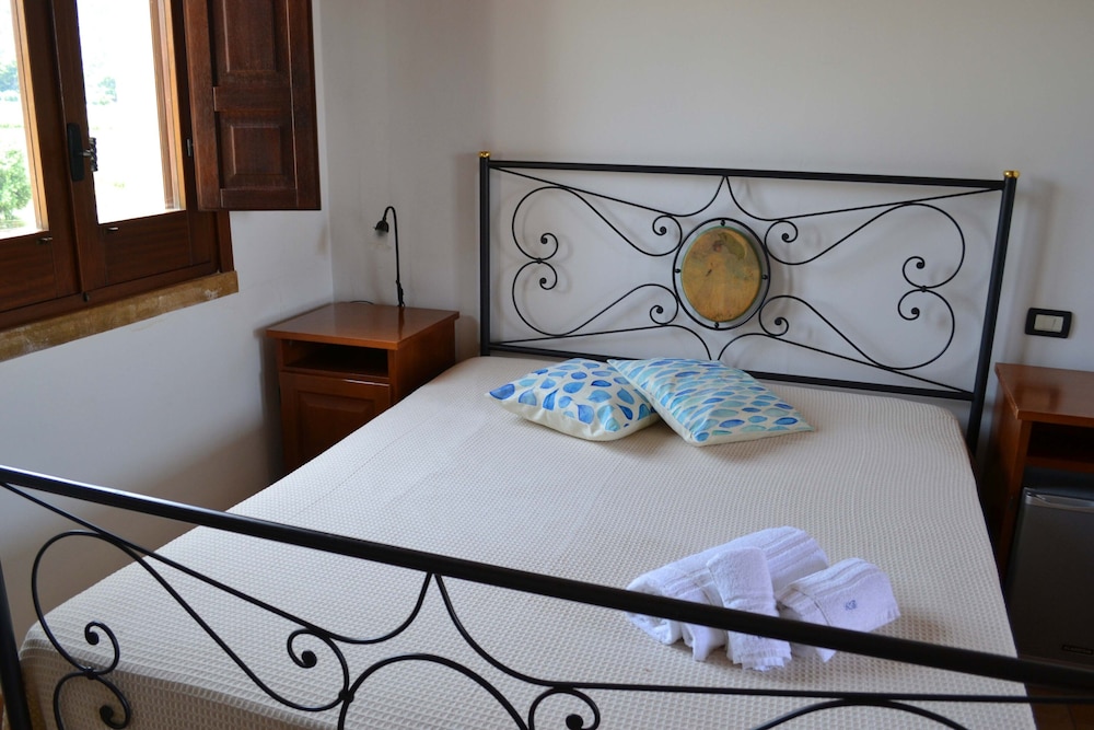 Deluxe Double Room, 1 King Bed, Ensuite, Garden View photo 2